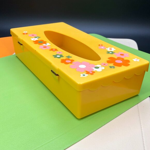 Vintage 60s Flower Power Tissue Box Cover: Yellow Hard Plastic - Groovy Bathroom - Picture 2 of 13